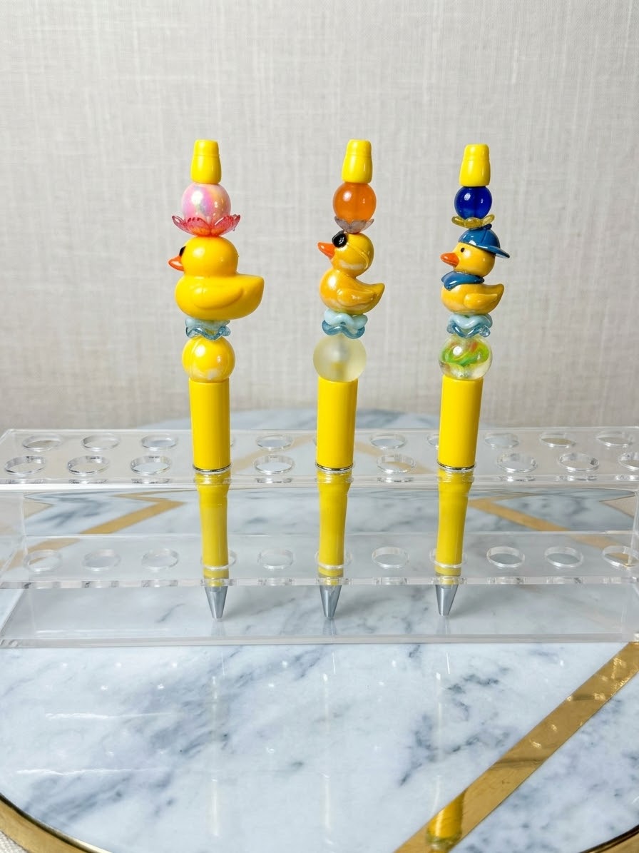 Mama duck and her ducklings pen set